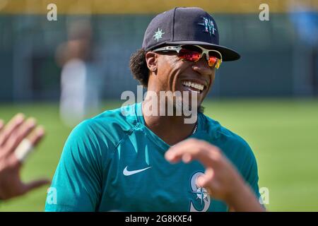 Denver, USA, 21. Juli 2021. 1202021. Juli: Seattle Left Fielder Shed Long (4) während des Vorspiels mit den Seattle Mariners und den Colorado Rockies im Coors Field in Denver Co. David Seelig/Cal Sport Medi Credit: CAL Sport Media/Alamy Live News Stockfoto