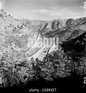 1950er Jahre, historischer Blick aus dieser Zeit auf die kurvenreiche Bergstraße über Monaco, den berühmten Col de Turini, in der Nähe der Grenze zwischen Itaien und Frankreich, der eine wichtige Etappe der Rallye Monte-Carlo ist. Stockfoto