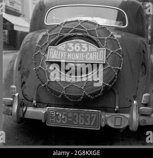 1952, historisch, Monaco. Geparkt in einer Seitenstraße von Monte Carlo, nachdem er an der Rallye Monte-Carlo teilgenommen hatte, mit Blick auf die Rückseite eines staubigen Automobils, mit dem deutschen Präfix D auf dem hinteren Stoßfänger. Die Rally-Nummer 357 ist am Reserverad befestigt, das an der Außenseite des Kofferraums angekettet ist. Stockfoto