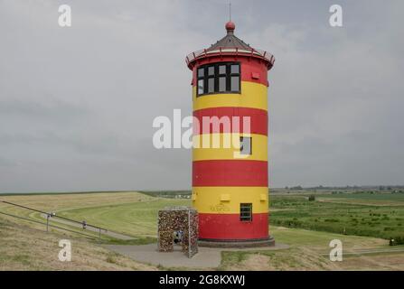 Der Pilsumer Leuchtturm ist ein Leuchtturm auf dem Nordseedeich bis zur Gemeinde Krummhörn gehörender Orte Pilsum Stockfoto