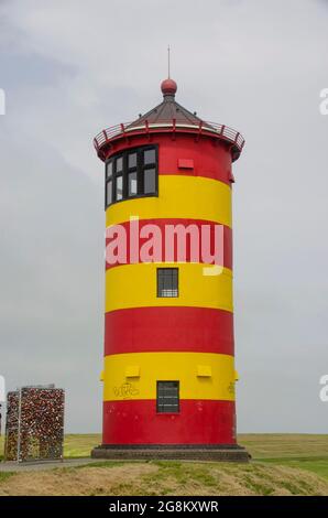 Der Pilsumer Leuchtturm ist ein Leuchtturm auf dem Nordseedeich bis zur Gemeinde Krummhörn gehörender Orte Pilsum Stockfoto