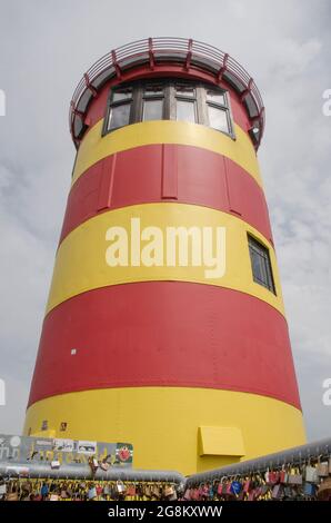 Der Pilsumer Leuchtturm ist ein Leuchtturm auf dem Nordseedeich bis zur Gemeinde Krummhörn gehörender Orte Pilsum Stockfoto