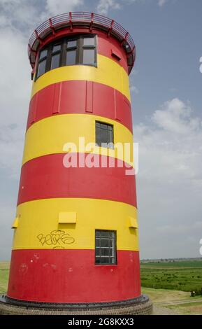 Der Pilsumer Leuchtturm ist ein Leuchtturm auf dem Nordseedeich bis zur Gemeinde Krummhörn gehörender Orte Pilsum Stockfoto