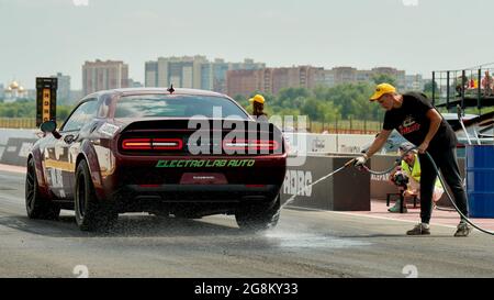 Bykowo, Russland. Juli 2021. Vorbereitung der Dodge Challenger-Räder beim Rennen der „Moscow Mile“-Supersportwagen. Das Supercars-Festival der Moskauer Meile, das von der Moskauer Regierung und dem DSC OFF Youtube-Kanal mit Unterstützung des Moskauer Departements für Verkehr und Straßeninfrastruktur organisiert wurde, fand auf der Rennstrecke Bykovo in der Nähe von Moskau statt. Kredit: SOPA Images Limited/Alamy Live Nachrichten Stockfoto