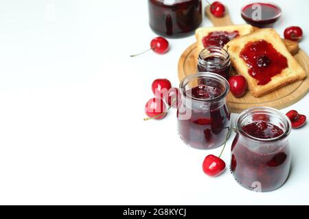 Sandwiches mit Kirschmarmelade und Zutaten auf weißem Hintergrund Stockfoto