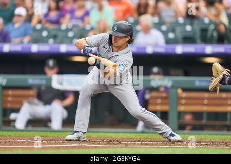 Denver, USA, 21. Juli 2021. 2021. Juli: Der Seattle Pitcher Marco Gonzalez (7) bekommt während des Spiels mit den Seattle Mariners und den Colorado Rockies, das im Coors Field in Denver Co. Stattfand, einen Happen runter. David Seelig/Cal Sport Medi Credit: CAL Sport Media/Alamy Live News Stockfoto