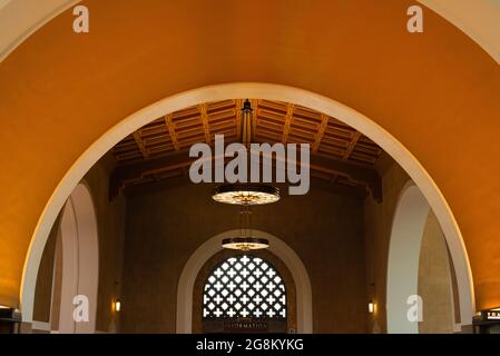 Los Angeles, Kalifornien - Vereinigte Staaten - 7. Juli 2021: Innenansicht der Historical Union Station in Downtown L.A. Stockfoto