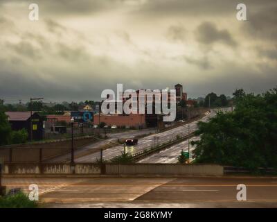 Syracuse, New York, USA. Erhöhter Blick auf die Interstate 690 in Richtung Nordosten in der Innenstadt von Syracuse, New York an einem regnerischen Morgen Stockfoto