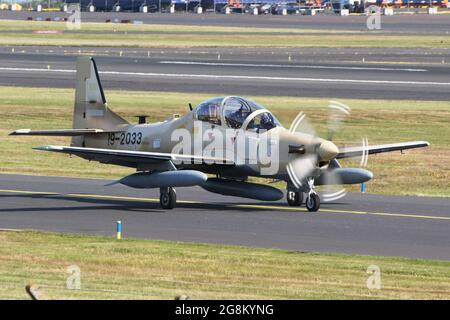 Einer von sechs Embraer A-29B Super Tucanos, die für die nigrische Luftwaffe (NAF) bestimmt sind, bei Abflug vom Prestwick International Airport am 20. Juli 2021. Das Flugzeug befand sich auf einem Auslieferungsflug von den USA nach Nigeria und trug eine temporäre US-Militärserie (19-2033) für den Flug. Dieser spezielle Rahmen wird NAF845 im Dienst der nigrischen Luftwaffe werden. Stockfoto