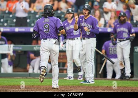 Denver, USA, 21. Juli 2021. Juli 1202021: Der Colorado Left Fielder Connor Joe (9) trifft seinen ersten Heimlauf während des Spiels mit den Seattle Mariners und den Colorado Rockies, das im Coors Field in Denver Co. David Seelig/Cal Sport Medi ausgetragen wird Stockfoto