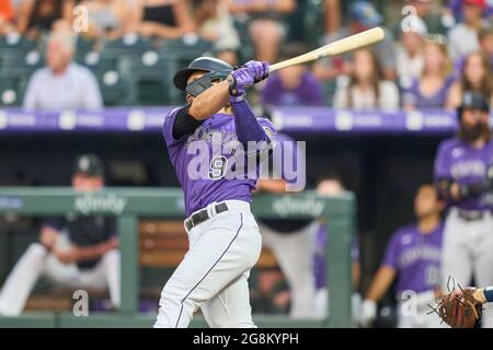 Denver, USA, 21. Juli 2021. Juli 1202021: Der Colorado Left Fielder Connor Joe (9) trifft seinen ersten Heimlauf während des Spiels mit den Seattle Mariners und den Colorado Rockies, das im Coors Field in Denver Co. David Seelig/Cal Sport Medi ausgetragen wird Stockfoto