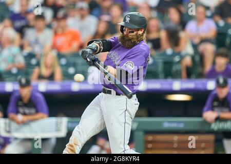 Denver, USA, 21. Juli 2021. 1202021. Juli: Der Colorado Right Fielder Charlie Blackmon (19) bekommt einen Treffer während des Spiels mit den Seattle Mariners und den Colorado Rockies, das im Coors Field in Denver Co. David Seelig/Cal Sport Medi ausgetragen wird Stockfoto