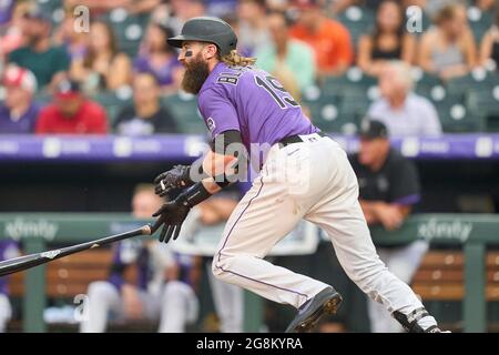 Denver, USA, 21. Juli 2021. 1202021. Juli: Der Colorado Right Fielder Charlie Blackmon (19) bekommt einen Treffer während des Spiels mit den Seattle Mariners und den Colorado Rockies, das im Coors Field in Denver Co. David Seelig/Cal Sport Medi ausgetragen wird Stockfoto