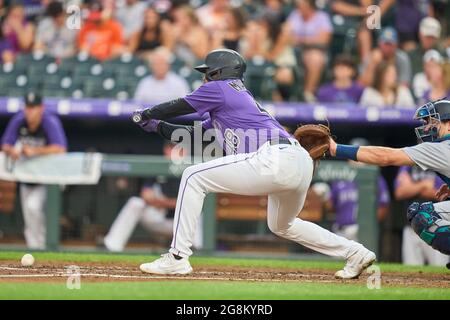 Denver, USA, 21. Juli 2021. Juli 1202021: Colorado Pitcher der Deutsche Marquez (48) bekommt während des Spiels mit den Seattle Mariners und den Colorado Rockies, das im Coors Field in Denver Co. David Seelig/Cal Sport Medi stattfand, einen Happen runter Stockfoto