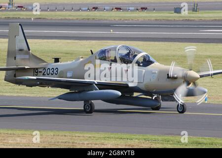 Einer von sechs Embraer A-29B Super Tucanos, die für die nigrische Luftwaffe (NAF) bestimmt sind, bei Abflug vom Prestwick International Airport am 20. Juli 2021. Das Flugzeug befand sich auf einem Auslieferungsflug von den USA nach Nigeria und trug eine temporäre US-Militärserie (19-2033) für den Flug. Dieser spezielle Rahmen wird NAF845 im Dienst der nigrischen Luftwaffe werden. Stockfoto
