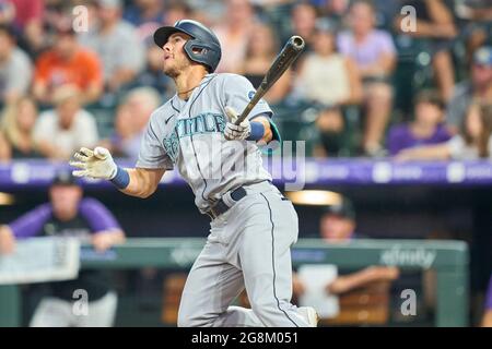 Juli 1202021: Seattle Second Baseman Dylan Moore (25) trifft den Ball während des Spiels mit den Seattle Mariners und den Colorado Rockies, das im Coors Field in Denver Co. David Seelig/Cal Sport Medi stattfand Stockfoto