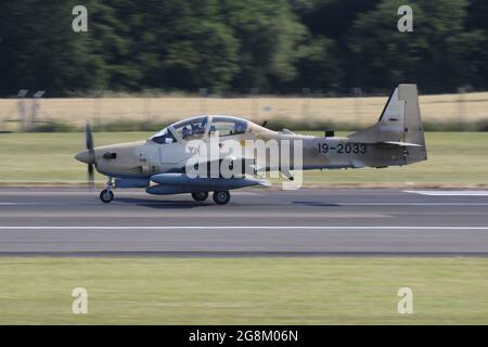 Einer von sechs Embraer A-29B Super Tucanos, die für die nigrische Luftwaffe (NAF) bestimmt sind, bei Abflug vom Prestwick International Airport am 20. Juli 2021. Das Flugzeug befand sich auf einem Auslieferungsflug von den USA nach Nigeria und trug eine temporäre US-Militärserie (19-2033) für den Flug. Dieser spezielle Rahmen wird NAF845 im Dienst der nigrischen Luftwaffe werden. Stockfoto