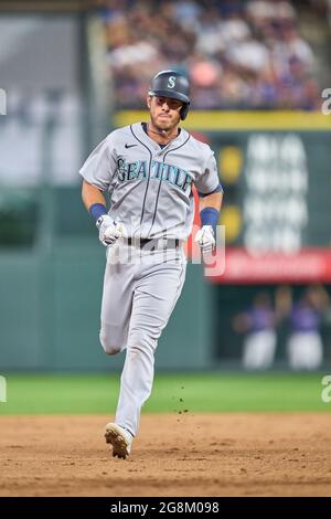 Juli 1202021: Seattle Second Baseman Dylan Moore (25) trifft den Ball während des Spiels mit den Seattle Mariners und den Colorado Rockies, das im Coors Field in Denver Co. David Seelig/Cal Sport Medi stattfand Stockfoto