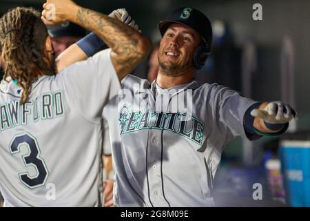 Juli 1202021: Seattle Second Baseman Dylan Moore (25) trifft den Ball während des Spiels mit den Seattle Mariners und den Colorado Rockies, das im Coors Field in Denver Co. David Seelig/Cal Sport Medi stattfand Stockfoto