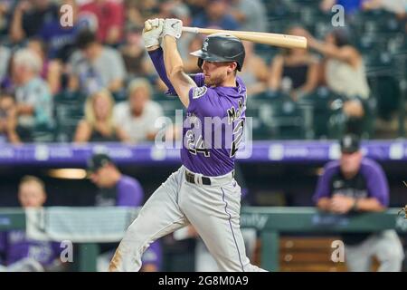 Juli 1202021: Colorado Second Baseman Ryan McMahon (24) bekommt einen Hit während des Spiels mit den Seattle Mariners und den Colorado Rockies im Coors Field in Denver Co. David Seelig/Cal Sport Medi Stockfoto