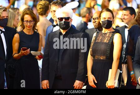 Cannes, Frankreich. Juli 2021. Cannes, Frankreich - 06. Juli 2021: Filmfestspiele von Cannes mit dem spanischen Regisseur Pedro Almodovar Credit: dpa/Alamy Live News Stockfoto