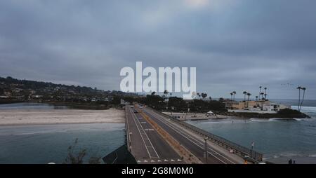 Autos auf einer kleinen Brücke über den Strand von San Diego Stockfoto