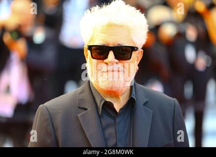 Cannes, Frankreich. Juli 2021. Cannes, Frankreich - 06. Juli 2021: Filmfestspiele von Cannes mit dem spanischen Regisseur Pedro Almodovar Credit: dpa/Alamy Live News Stockfoto