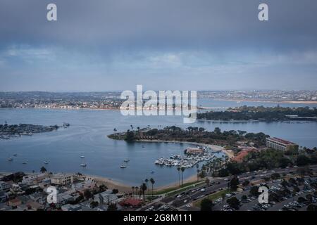 Weite Luftaufnahme von Mission Bay an bewölktem Tag Stockfoto