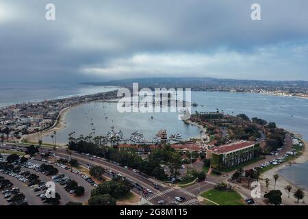 Weite Luftaufnahme von Mission Bay an bewölktem Tag Stockfoto