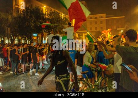 CREMONA, ITALIEN - 11. Jul 2021: Die Fußballfans überfluten die Straßen und feiern den Sieg des Pokals der UEFA 2020-Meisterschaft Stockfoto