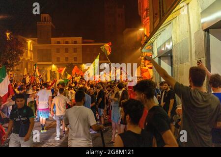 CREMONA, ITALIEN - 11. Jul 2021: Die Fußballfans überfluten die Straßen und feiern den Sieg des Pokals der UEFA 2020-Meisterschaft Stockfoto