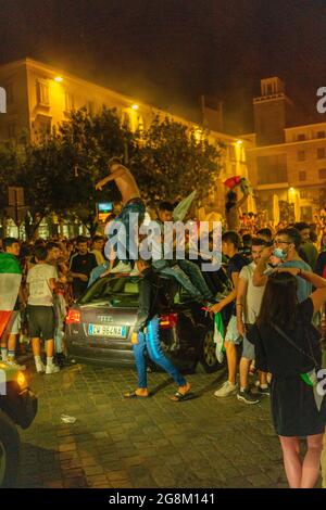 CREMONA, ITALIEN - 11. Jul 2021: Die Fußballfans überfluten die Straßen und feiern den Sieg des Pokals der UEFA 2020-Meisterschaft Stockfoto