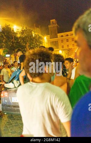 CREMONA, ITALIEN - 11. Jul 2021: Die Fußballfans überfluten die Straßen und feiern den Sieg des Pokals der UEFA 2020-Meisterschaft Stockfoto