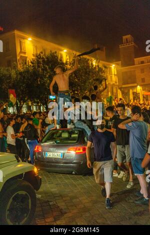 CREMONA, ITALIEN - 11. Jul 2021: Die Fußballfans überfluten die Straßen und feiern den Sieg des Pokals der UEFA 2020-Meisterschaft Stockfoto