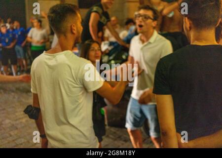 CREMONA, ITALIEN - 11. Jul 2021: Die Fußballfans überfluten die Straßen und feiern den Sieg des Pokals der UEFA 2020-Meisterschaft Stockfoto