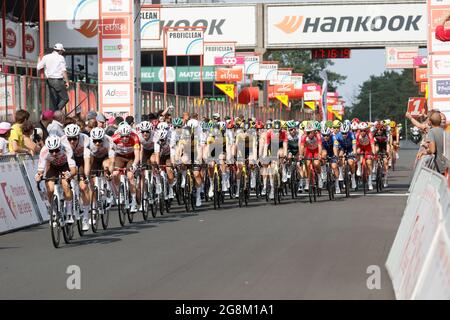 Abbildung Bild zeigt das Rudel von Fahrern in Aktion während der zweiten Etappe des Radrennens Tour De Wallonie, 120 km von Zolder bis Zolde Stockfoto