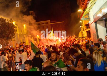 CREMONA, ITALIEN - 11. Jul 2021: Die Fußballfans überfluten die Straßen und feiern den Sieg des Pokals der UEFA 2020-Meisterschaft Stockfoto