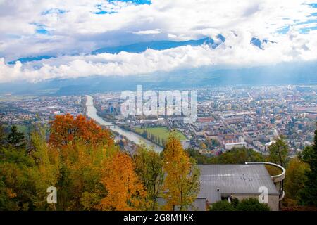 Landschaftlich reizvolle Luftaufnahme des Innsbrucker Stadtzentrums. Aufgenommen von einem Bergblick in Innsbruck, Österreich Stockfoto