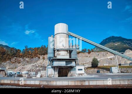 Ansicht der Bau-Industrie-Transportbetonanlage und -Ausrüstung in der Nähe einer Eisenbahn Stockfoto