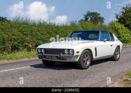 1973 70er Jahre Jensen Interceptor III 2dr 6276cc Benzin britischer Sportwagen auf dem Weg zur Capesthorne Hall Oldtimer Juli Car Show, Cheshire, UK Stockfoto