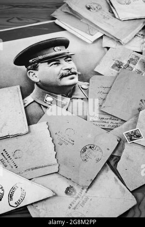 Stalins Porträt in der Zeitschrift und Briefe aus der Evakuierung, Front und Gulag während des Zweiten Weltkriegs, schwarz-weiß. Briefmarke: Durch Militärzensur geprüft, UdSSR, 1940er Jahre Stockfoto