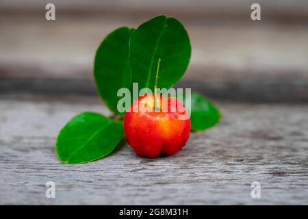 Acerola Kirsche Frucht Nahaufnahme auf Holz Hintergrund. Stockfoto