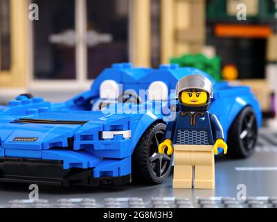 Tambow, Russische Föderation - 02. Juli 2021 Minifigur der Lego-Fahrerin in der Nähe ihres Autos McLaren Elva von LEGO Speed Champions. Stockfoto