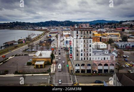 Tioga Hotel Apartment Building und US-101 Highway in Coos Bay, Oregon Stockfoto