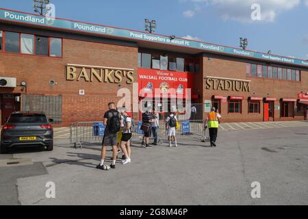 Walsall, Großbritannien. Juli 2021. Die Fans kommen vor diesem Abend am 7/21/2021 im Stadion der Bank an, um die Pre-Season Friendly Walsall gegen Aston Villa in Walsall, Großbritannien, zu erreichen. (Foto von Mark Cosgrove/News Images/Sipa USA) Quelle: SIPA USA/Alamy Live News Stockfoto