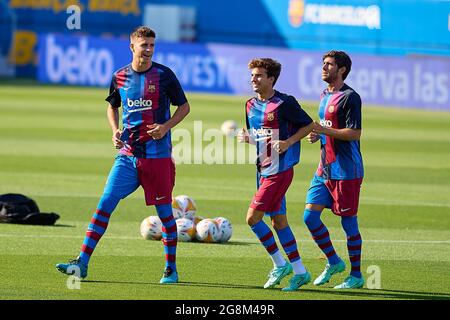 Sant Joan Despi, Spanien. Juli 2021. Gerard Pique, Riqui Puig und Sergi Roberto vom FC Barcelona beim Vorsaison-Freundschaftsspiel zwischen dem FC Barcelona und Gimnastic de Tarragona im Johan Cruyff Stadium in Sant Joan Despi, Spanien. (Bild: © Gerard Franco/DAX via ZUMA Press Wire) Stockfoto