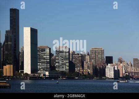Manhattan, New York City. Hauptsitz der Vereinten Nationen. Blick vom östlichen Fluss. Wolkenkratzer von Manhattan Stockfoto