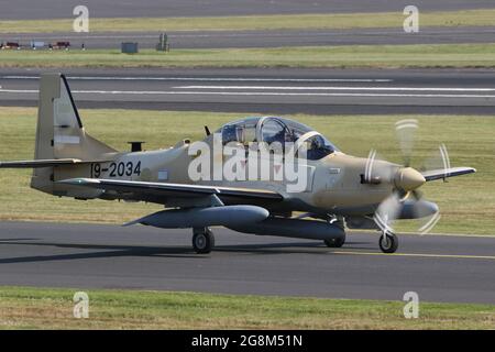 Einer von sechs Embraer A-29B Super Tucanos, die für die nigrische Luftwaffe (NAF) bestimmt sind, bei Abflug vom Prestwick International Airport am 20. Juli 2021. Das Flugzeug befand sich auf einem Auslieferungsflug von den USA nach Nigeria und trug eine temporäre US-Militärserie (19-2034) für den Flug. Stockfoto