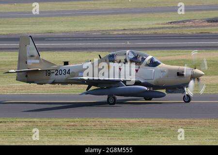 Einer von sechs Embraer A-29B Super Tucanos, die für die nigrische Luftwaffe (NAF) bestimmt sind, bei Abflug vom Prestwick International Airport am 20. Juli 2021. Das Flugzeug befand sich auf einem Auslieferungsflug von den USA nach Nigeria und trug eine temporäre US-Militärserie (19-2034) für den Flug. Stockfoto