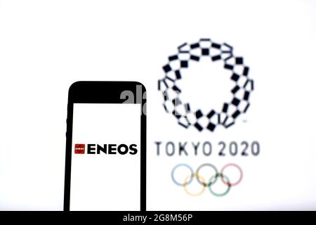 Spanien. Juli 2021. In dieser Abbildung ist ein Logo der ENEOS Corporation zu sehen, das auf einem Smartphone mit einem Logo der Olympischen Spiele 2020 in Tokio im Hintergrund angezeigt wird. Kredit: SOPA Images Limited/Alamy Live Nachrichten Stockfoto